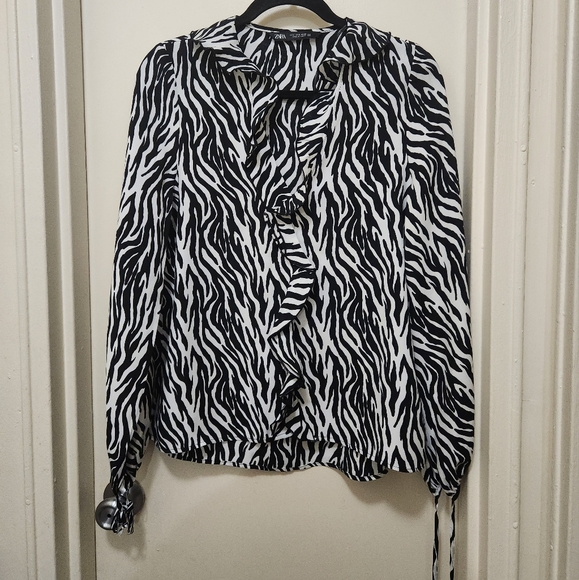 ZARA Size Small Black and White Animal Print Top - Picture 2 of 9